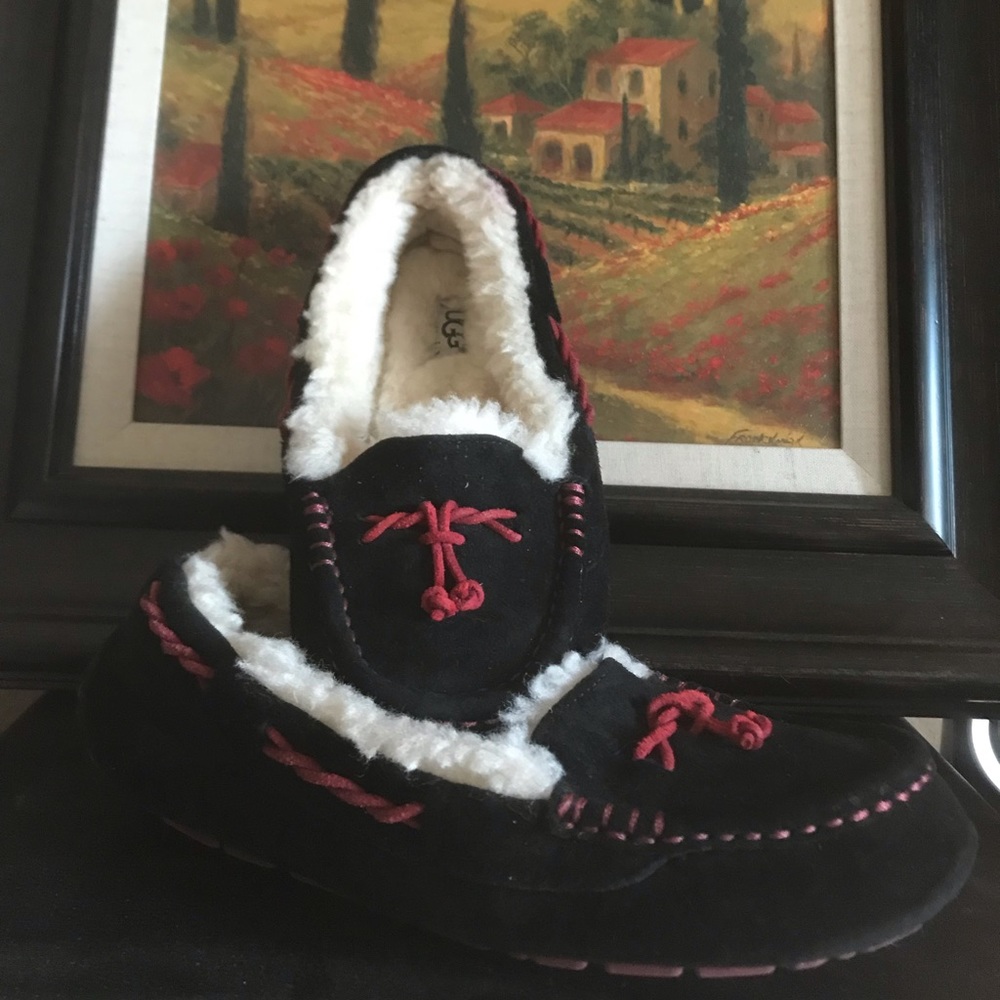 COPY - Uggs 🐑 black suede and shearling red accen